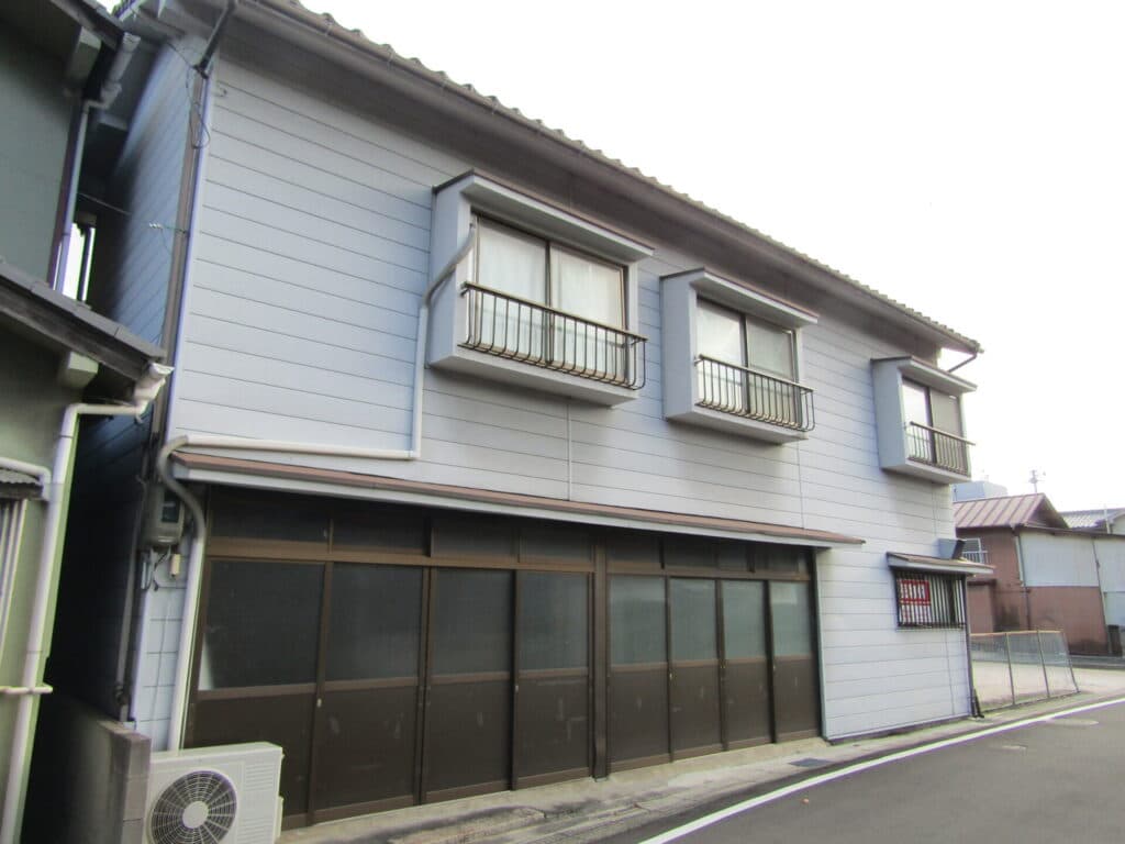 Doma-fronted house by Koyo port
