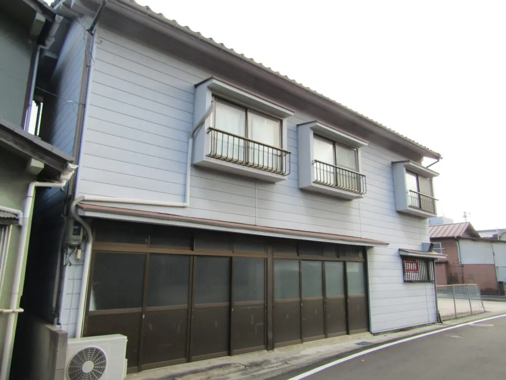 Doma-fronted house by Koyo port