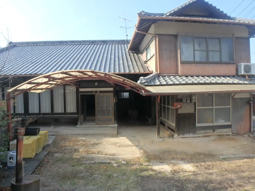 Kominka with storehouse near Nakamachi port